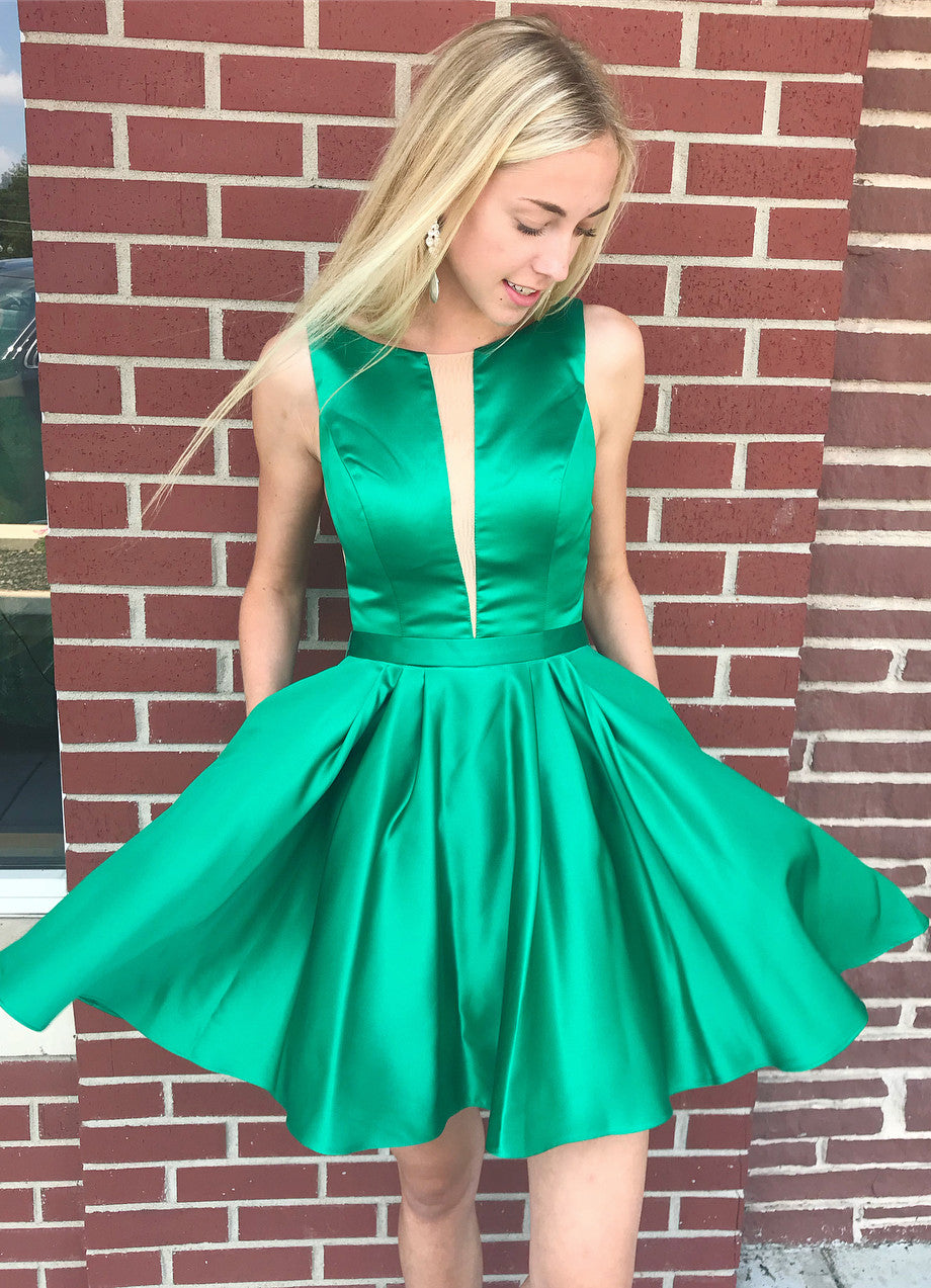 Robe de bal sexy courte à bretelles et décolleté en V en satin dos nu
