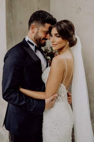 Vestidos de novia de sirena sin mangas con tirantes finos, encaje y cola de capilla. 