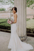 Vestidos de novia de sirena sin mangas con tirantes finos, encaje y cola de capilla. 
