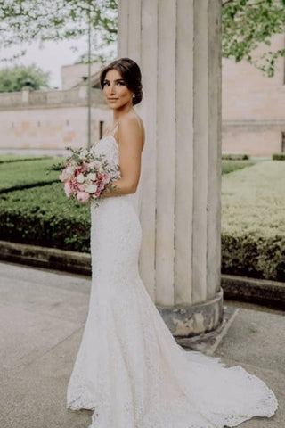 Vestidos de novia de sirena sin mangas con tirantes finos, encaje y cola de capilla. 
