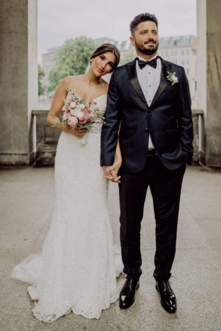Vestidos de novia de sirena sin mangas con tirantes finos, encaje y cola de capilla. 