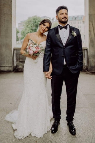 Vestidos de novia de sirena sin mangas con tirantes finos, encaje y cola de capilla. 