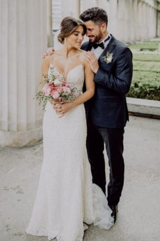 Vestidos de novia de sirena sin mangas con tirantes finos, encaje y cola de capilla. 