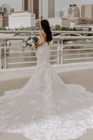 Vestidos de novia de sirena sin mangas con tirantes finos, encaje y cola de corte. 
