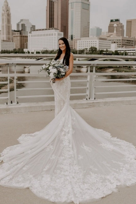 Vestidos de novia de sirena sin mangas con tirantes finos, encaje y cola de corte. 