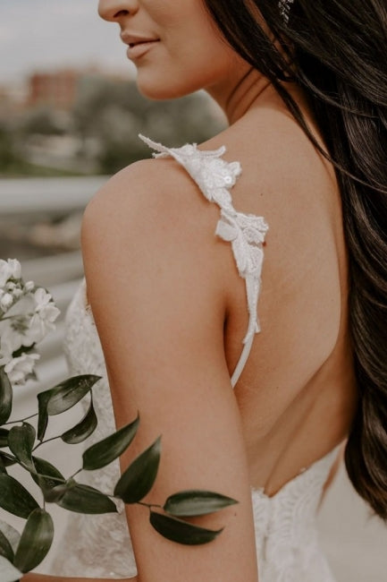 Vestidos de novia de sirena sin mangas con tirantes finos, encaje y cola de corte. 