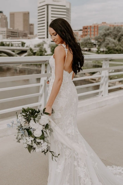 Vestidos de novia de sirena sin mangas con tirantes finos, encaje y cola de corte. 
