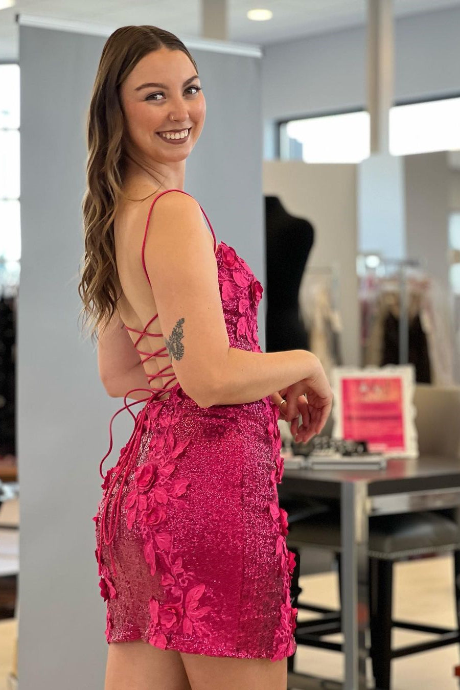 Robe de bal sexy à fines bretelles et dos nu ornée d'appliques