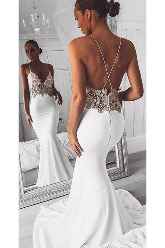 Robe de mariée sirène longue et élégante à fines bretelles et dentelle, idéale pour la plage. 