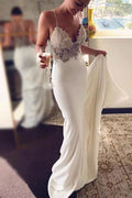 Robe de mariée sirène longue et élégante à fines bretelles et dentelle, idéale pour la plage. 