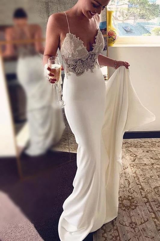 Robe de mariée sirène longue et élégante à fines bretelles et dentelle, idéale pour la plage. 
