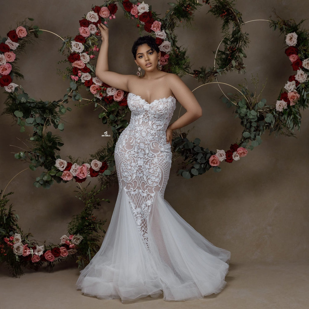 Robe de mariée sirène en dentelle sans manches à décolleté cœur et ornée d'appliqués