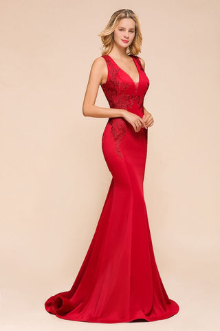 Vestido largo de noche estilo sirena, sin mangas, con escote en V, apliques florales y cola corta.