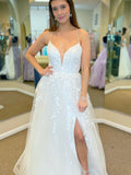 Robe de bal blanche longue et sexy, coupe trapèze, col en V, dentelle et tulle, avec fente.