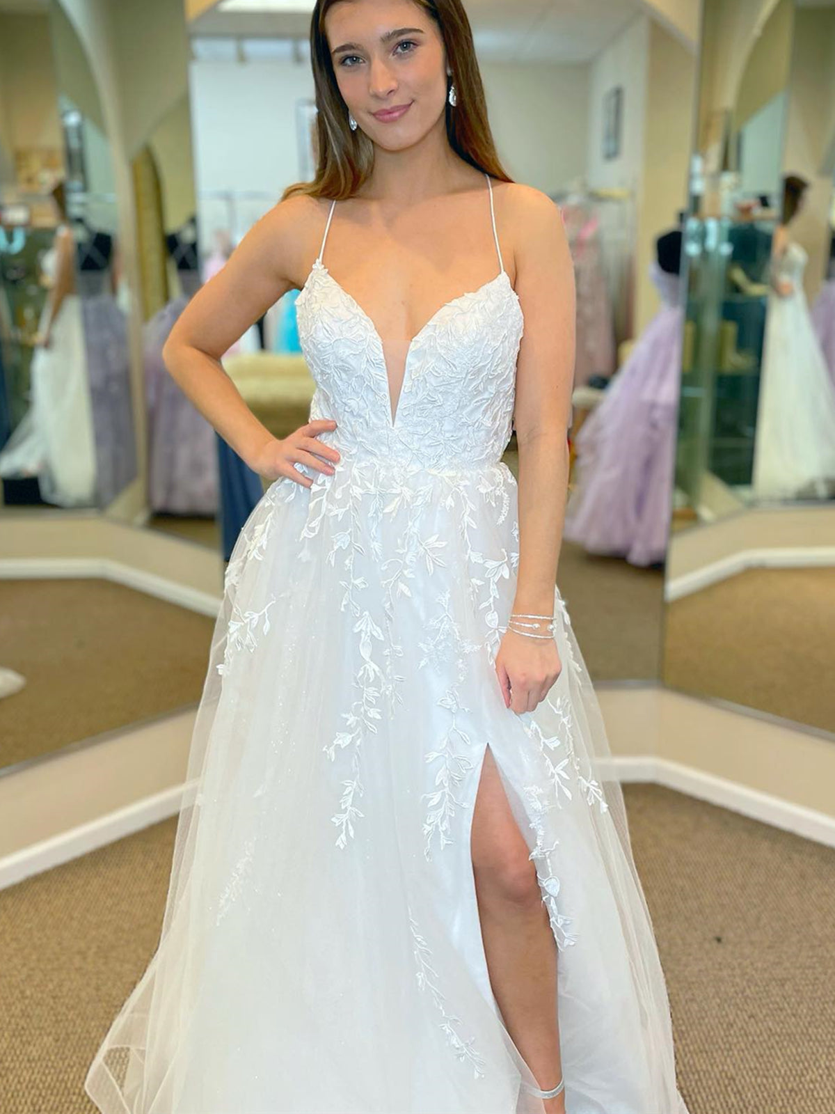 Robe de bal blanche longue et sexy, coupe trapèze, col en V, dentelle et tulle, avec fente.