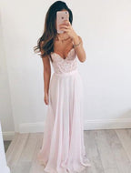 Robe de bal longue en mousseline rose pâle à col en V, sans manches 