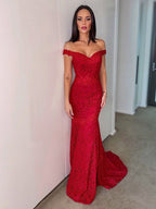 Vestidos de graduación de corte recto/columna con hombros descubiertos, sin mangas, encaje y volantes