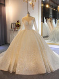 Vestido de novia largo y brillante con escote corazón y mangas.