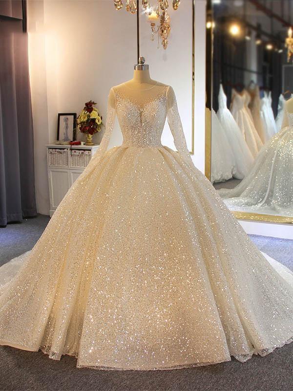 Vestido de novia largo y brillante con escote corazón y mangas.