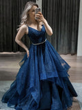 Robe de bal de fin d'année longue, brillante, en tulle vaporeux, col en V et ceinture, coupe trapèze.