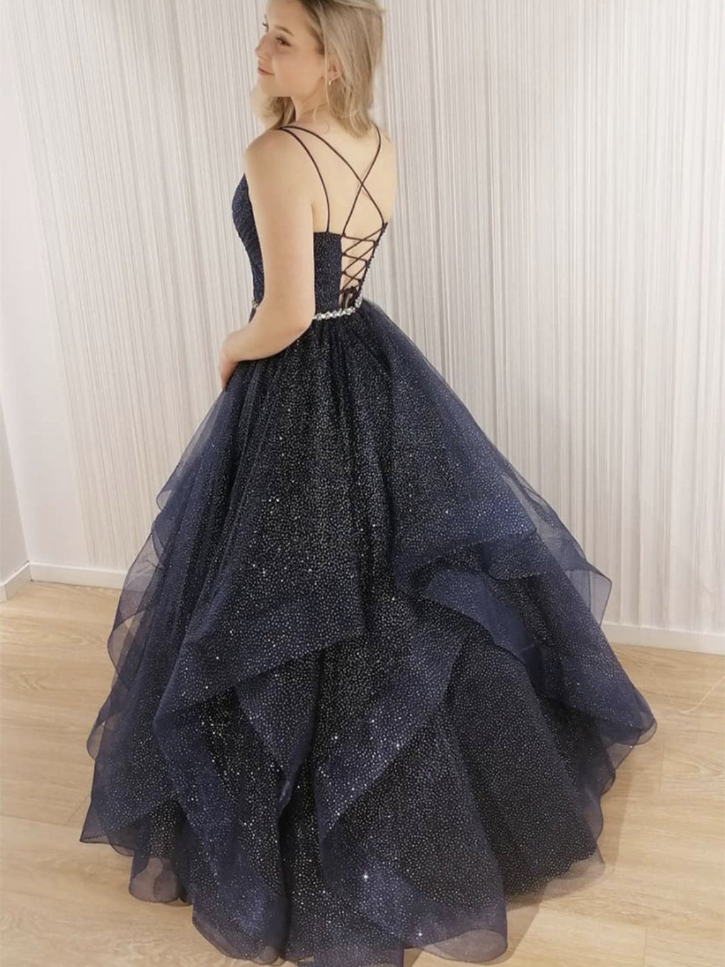 Vestidos de fiesta formales brillantes, largos, de corte A, con escote en V, tul, cuentas y espalda descubierta.