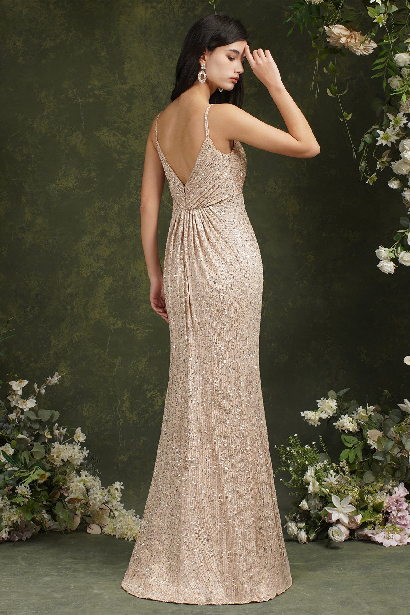 Vestido de dama de honor/baile de sirena con tirantes finos, escote en V y lentejuelas brillantes hasta el suelo.