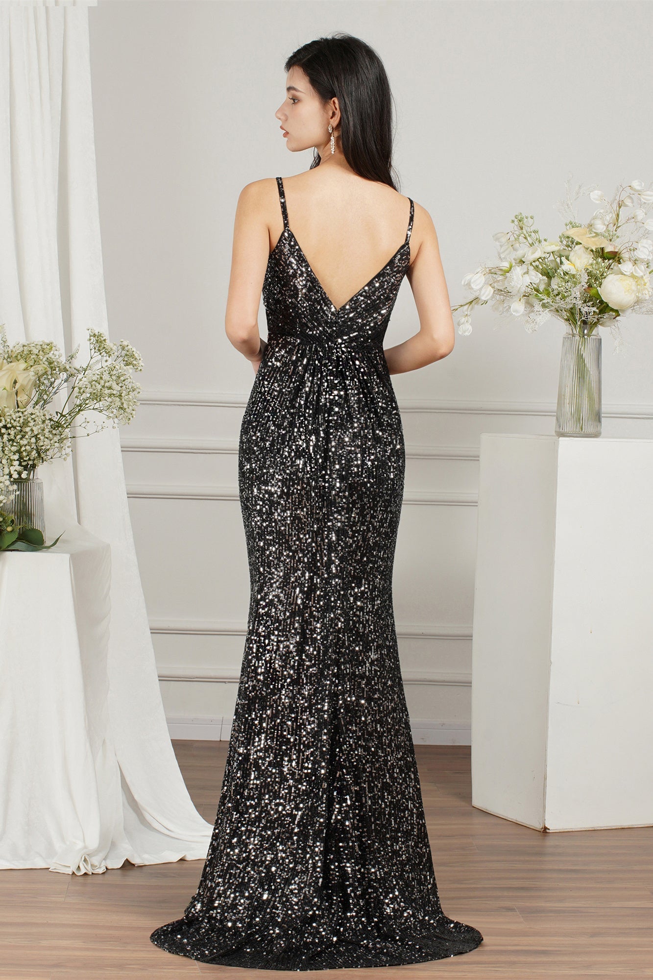 Vestido de dama de honor/baile de sirena con tirantes finos, escote en V y lentejuelas brillantes hasta el suelo.