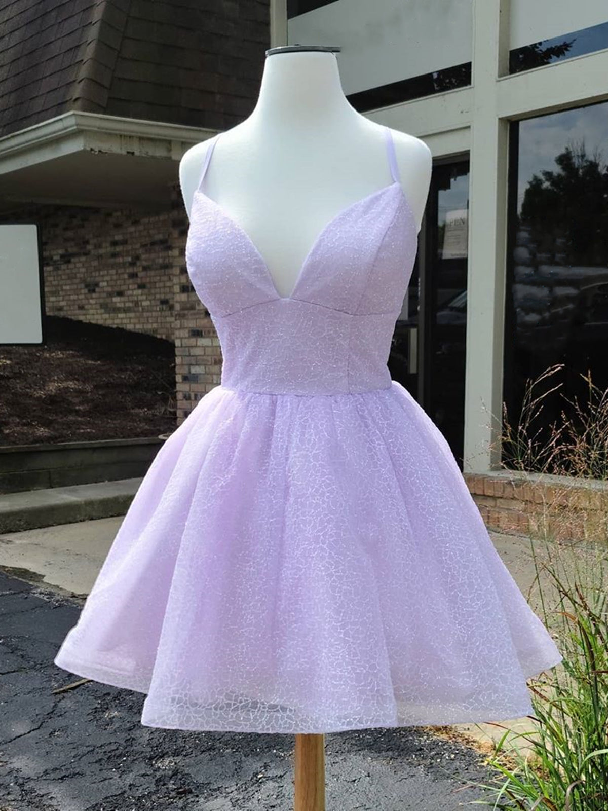 Robes de bal de fin d'année lilas brillantes courtes trapèze à col en V
