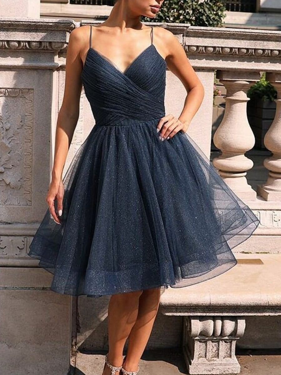 Robe de soirée courte brillante en tulle à bretelles spaghetti et col en V, coupe trapèze, col en V.