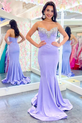 Vestido largo de gala corte sirena sin tirantes color lavanda con pedrería