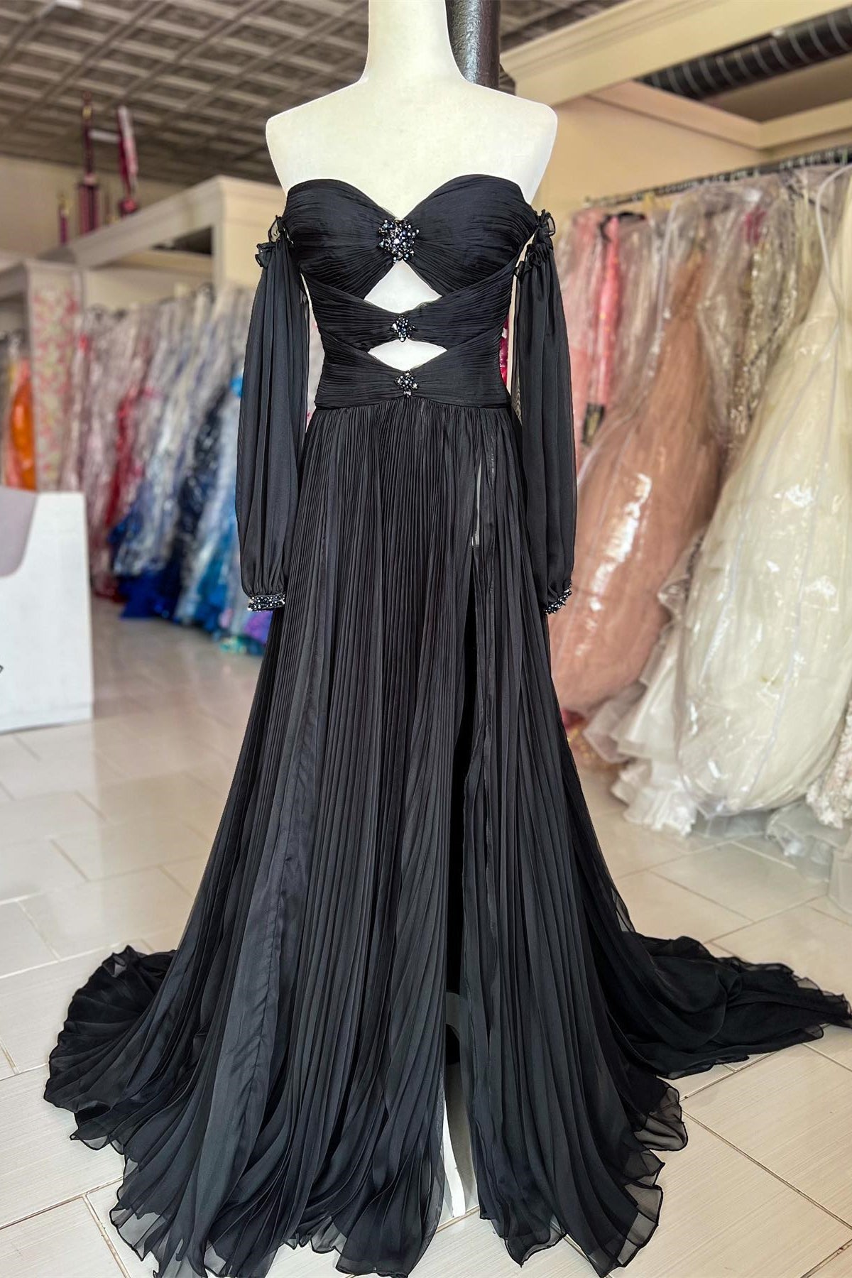Ana | Vestido de graduación corte A sin tirantes con pedrería verde cazador y mangas