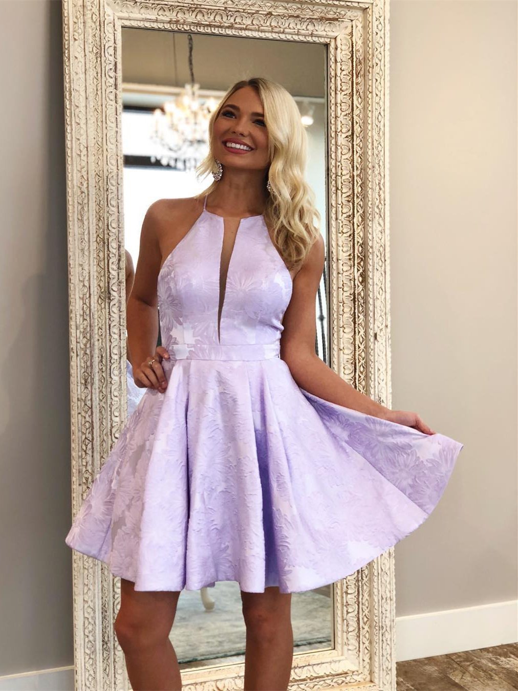 Robe de bal courte trapèze à col V profond et sans manches
