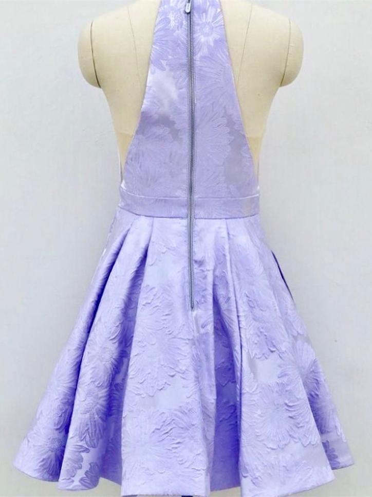 Robe de bal courte trapèze à col V profond et sans manches