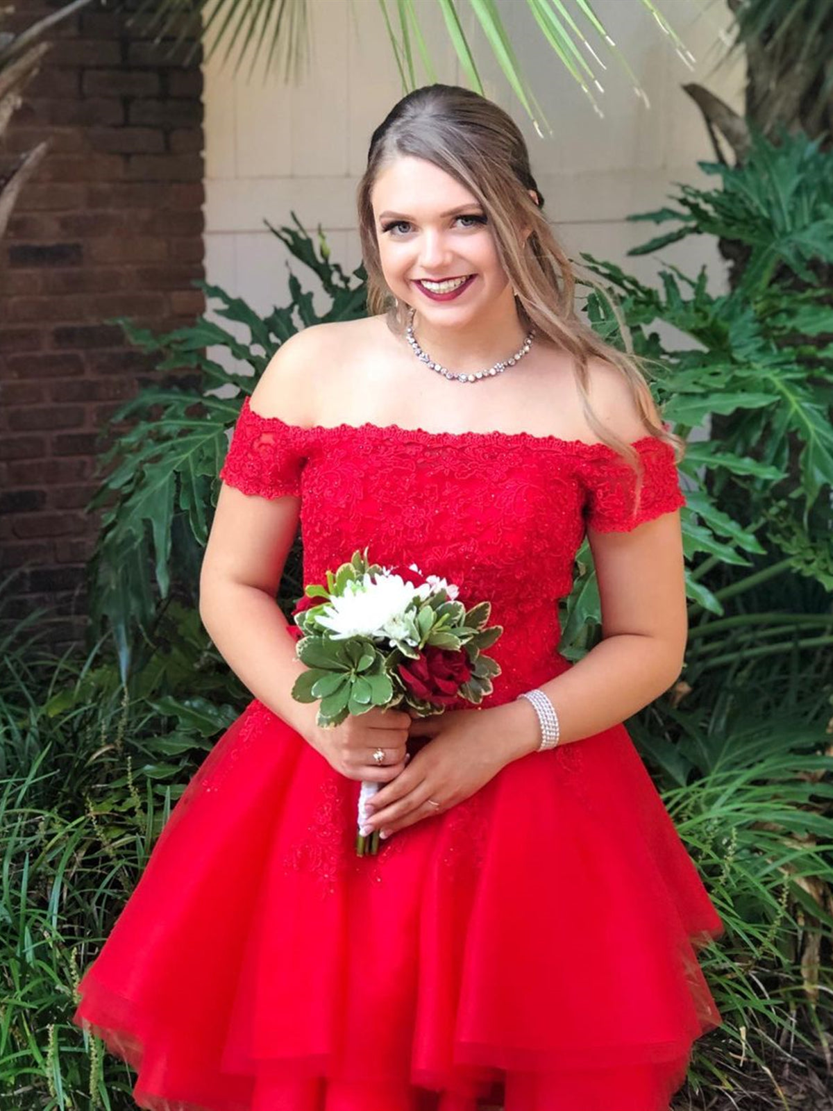 Robe de bal rouge courte trapèze en tulle et dentelle à épaules dénudées