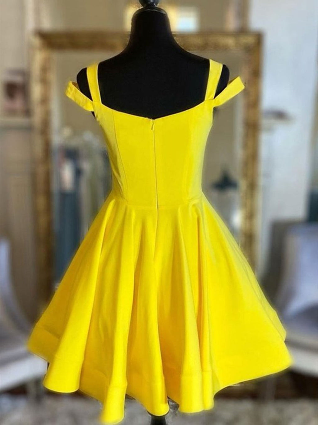 Robes de bal courtes trapèze en satin à épaules dénudées