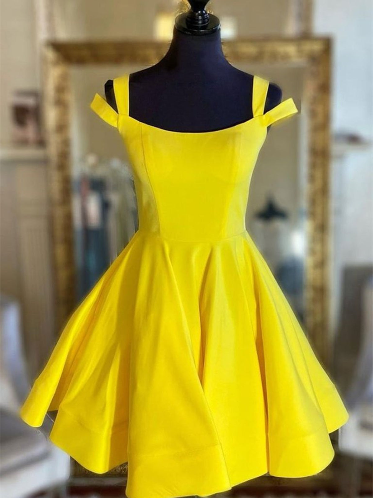 Robes de bal courtes trapèze en satin à épaules dénudées