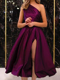 Robe de bal courte trapèze asymétrique en satin avec fente, à une épaule et fente