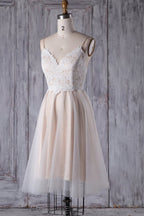 Vestido de novia corto de corte A con tirantes finos y encaje de tul