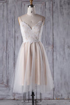 Vestido de novia corto de corte A con tirantes finos y encaje de tul