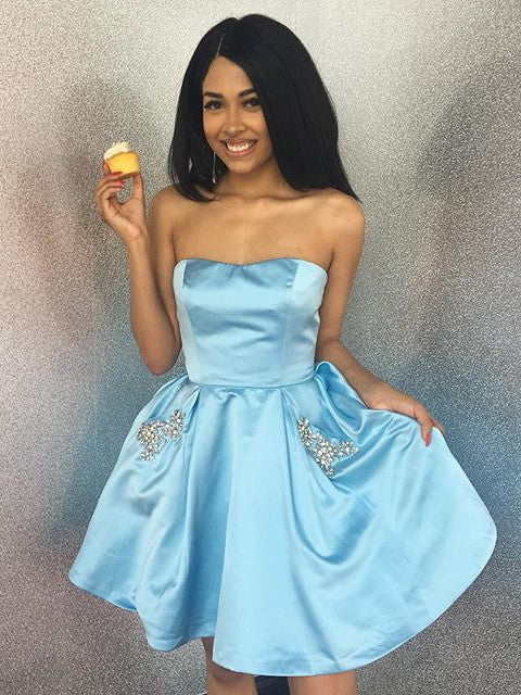 Robe de bal courte trapèze sans bretelles en satin ornée de perles et de poches