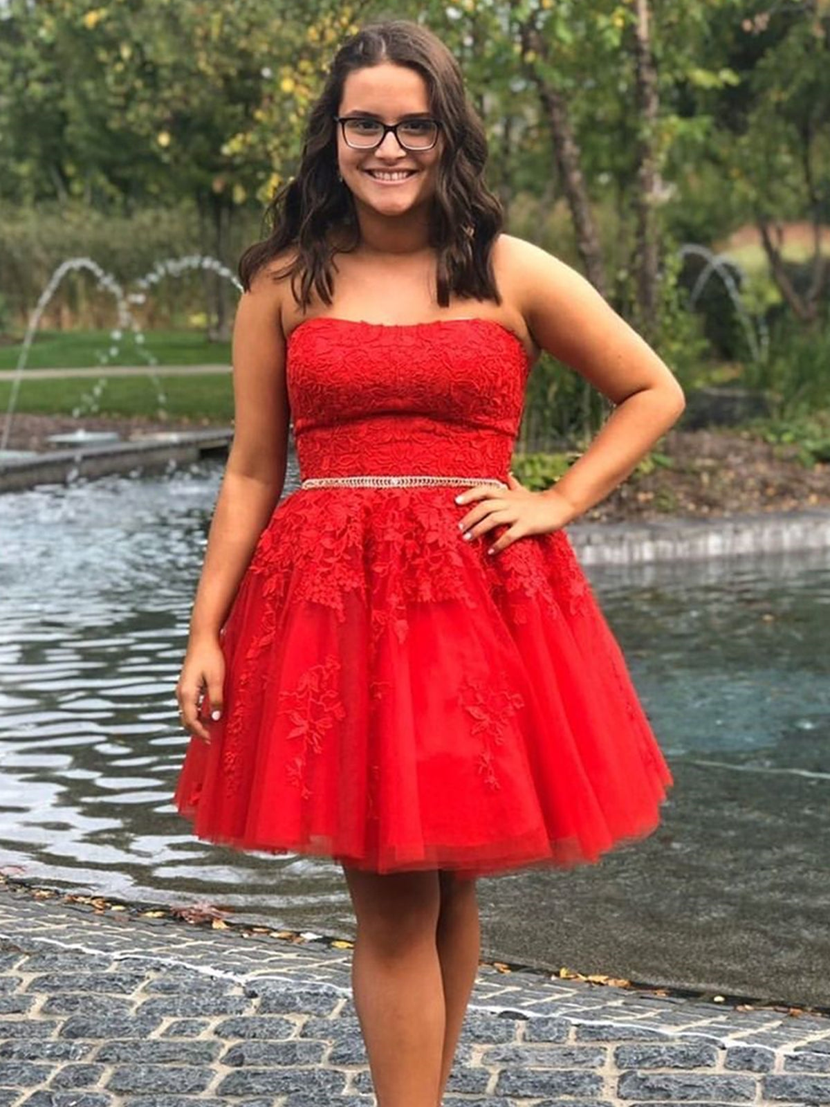 Robe de bal rouge courte trapèze sans bretelles en dentelle et tulle