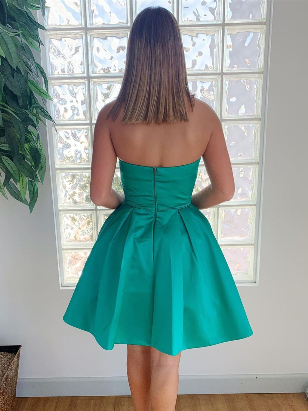 Robe de bal courte bustier en satin, coupe trapèze, avec poches