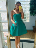 Robe de bal courte bustier en satin, coupe trapèze, avec poches