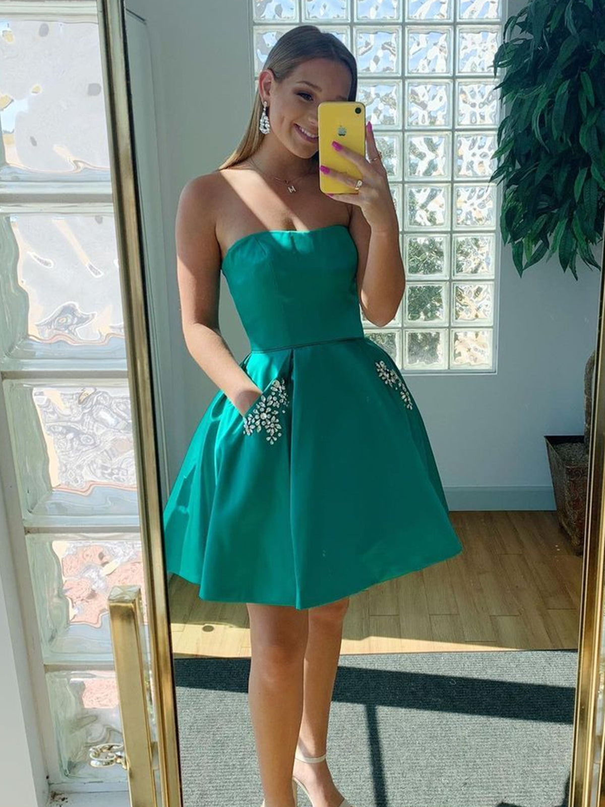 Robe de bal courte bustier en satin, coupe trapèze, avec poches