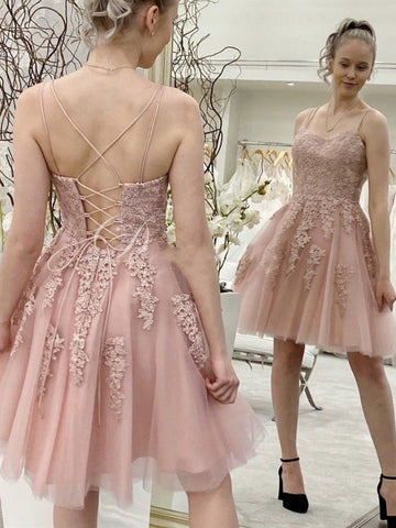 Robe de bal courte trapèze sans bretelles spaghetti en tulle et dentelle dos nu, style formel, pour les fêtes de fin d'année.