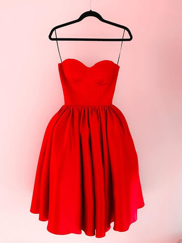 Robe de bal rouge courte en satin à décolleté cœur et coupe trapèze, idéale pour les soirées de remise de diplômes.