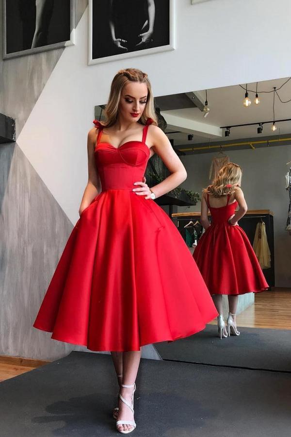 Robe de bal rouge en satin satiné, coupe trapèze courte, décolleté cœur et poches