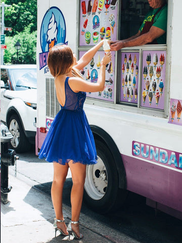 Robe de bal courte trapèze à col en V, ornée d'appliqués de dentelle et dos nu