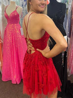 Robes de bal rouges courtes en dentelle, col V dos nu et coupe trapèze