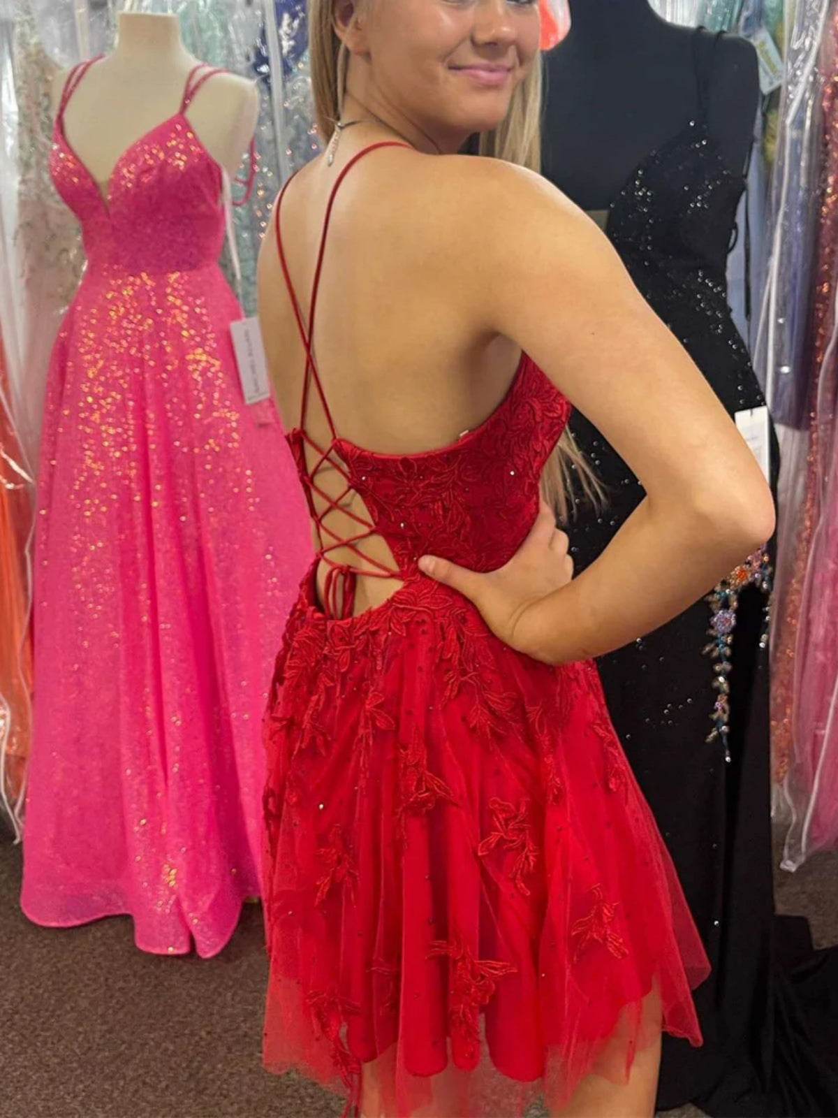 Robes de bal rouges courtes en dentelle, col V dos nu et coupe trapèze